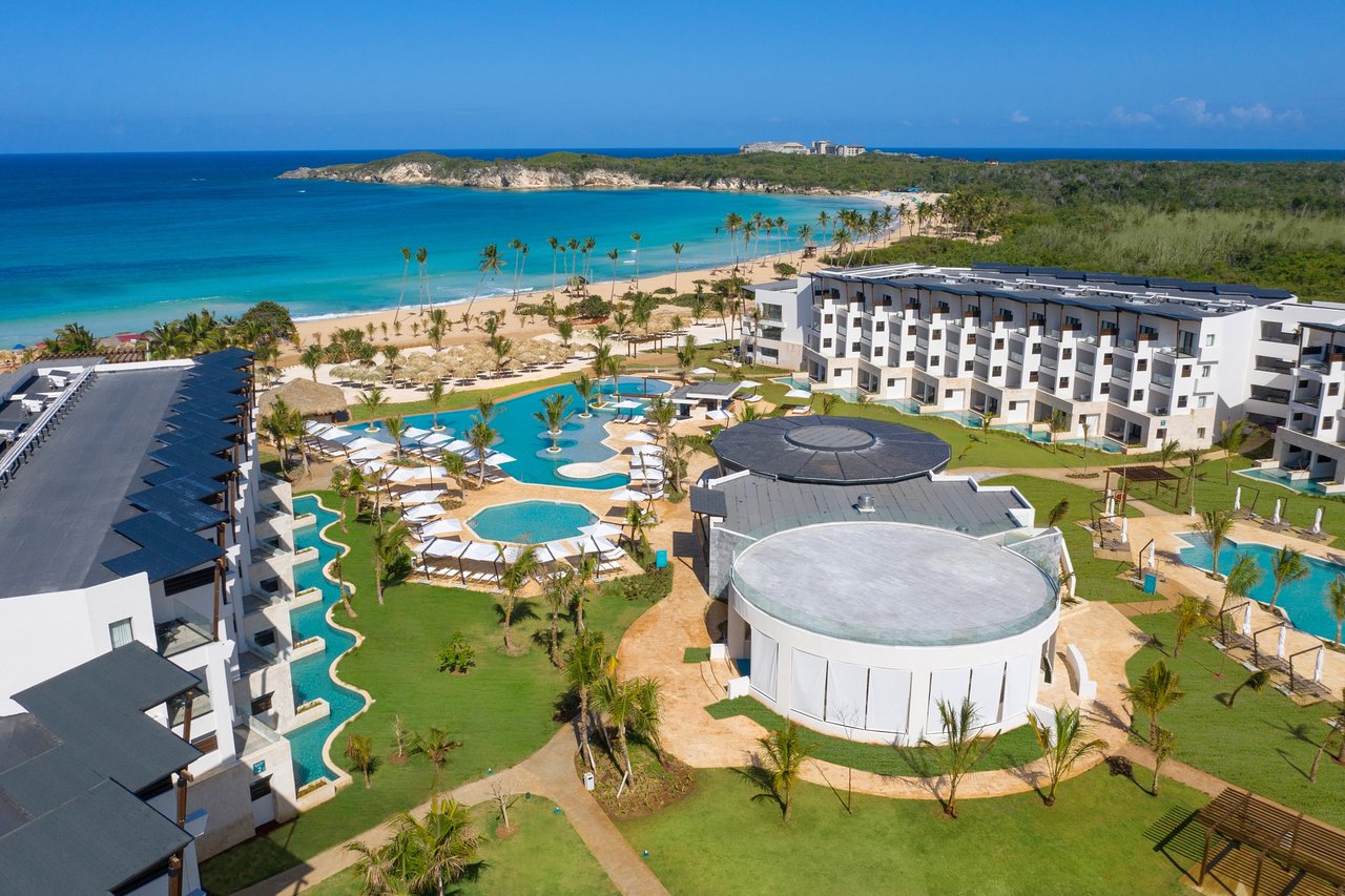 Dreams Macao Beach Punta Cana family-friendly all-inclusive resort with beachfront pools, water park, and white sand beach.