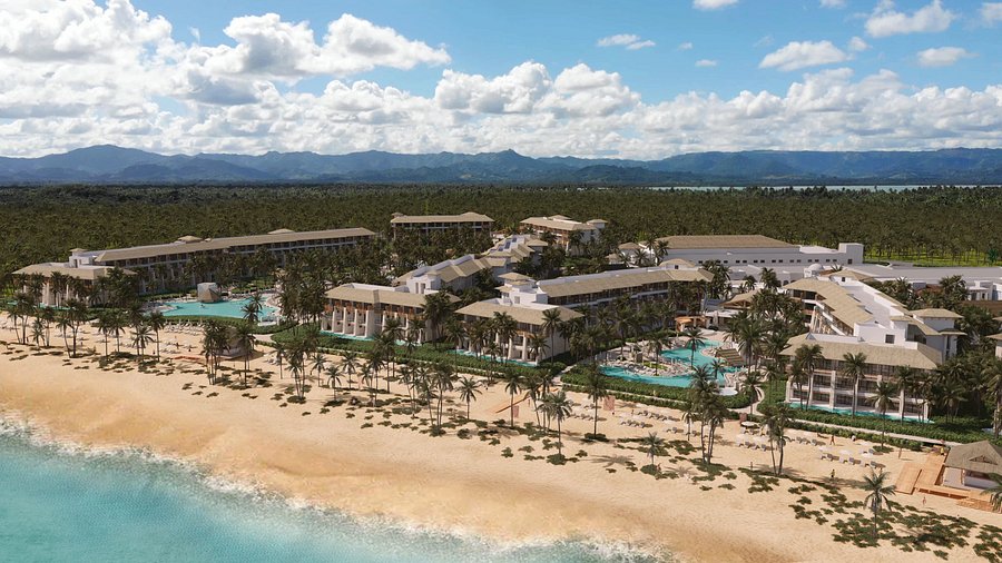 Dreams Playa Esmeralda family-friendly all-inclusive resort in Holguín, Cuba with tropical pools, white sand beach, and lush gardens.